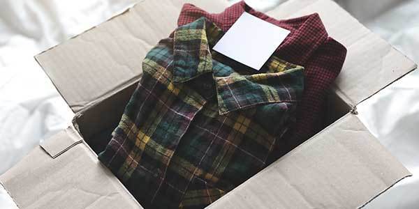 재활용 의류수거 사업 관련 이미지로 박스에 체크무늬 옷이 두벌 들어있는 이미지